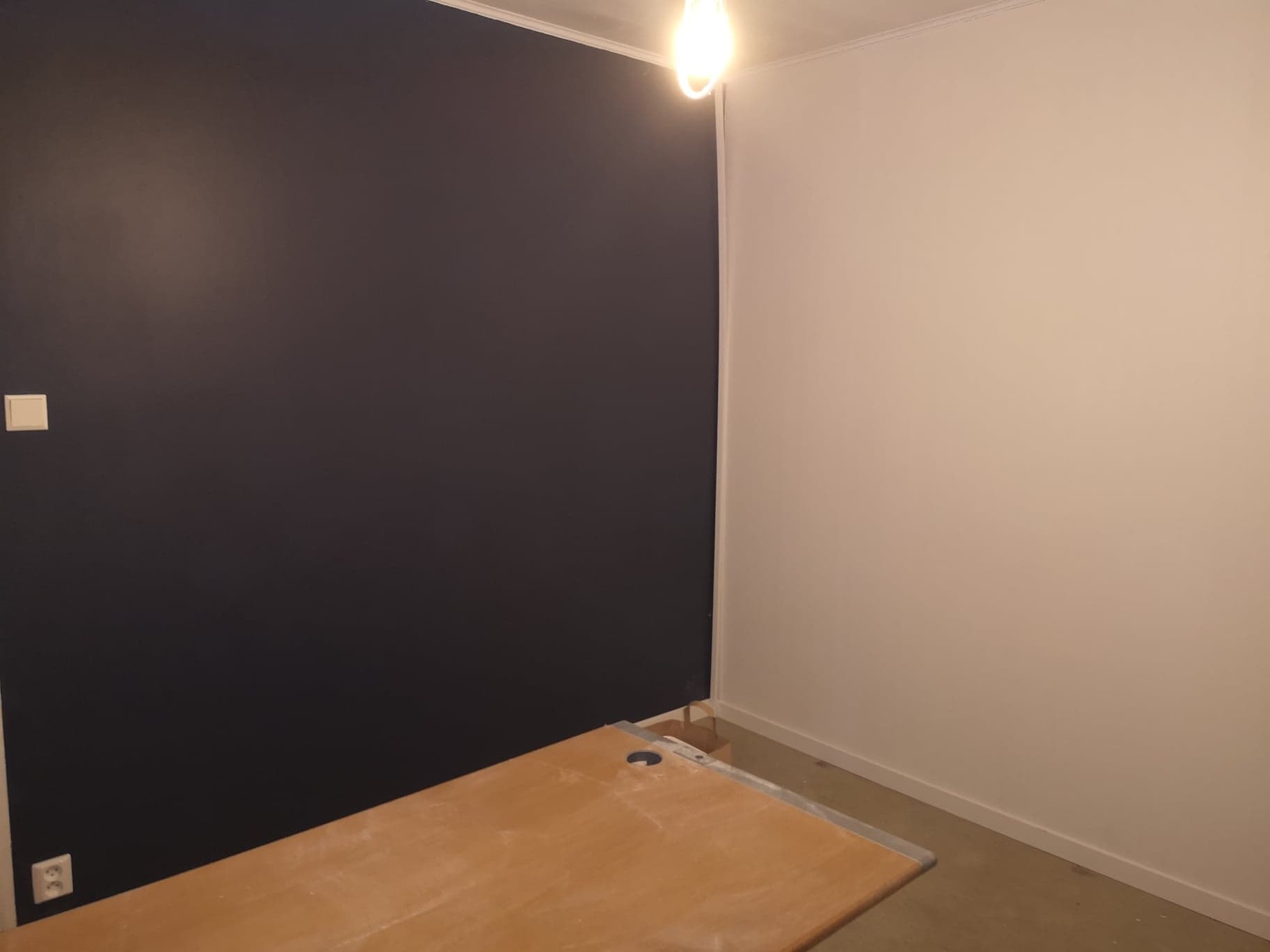 Ena väggen målas mörkblått