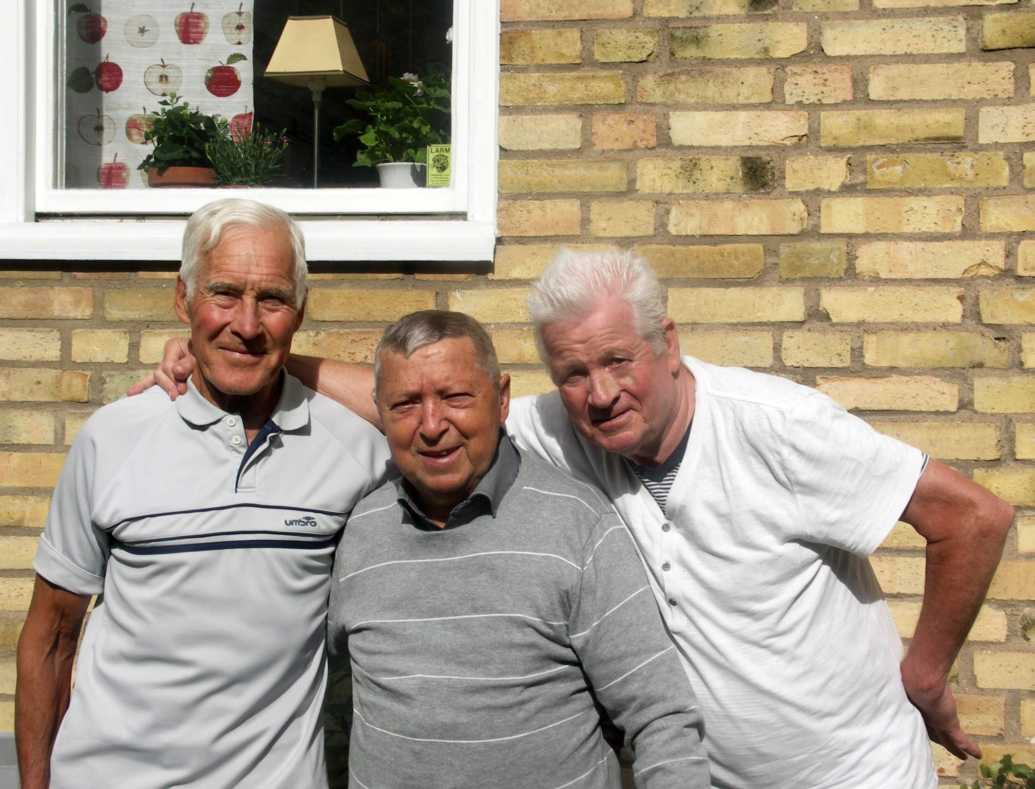 Hasse har äntligen funnit och återförenats med sina barndomskamrater.